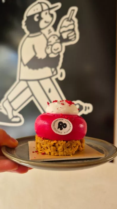 Pâtisserie Land&Monkeys à Aix-en-Provence: framboise et base pétales de maïs le tout vegan et sans gluten