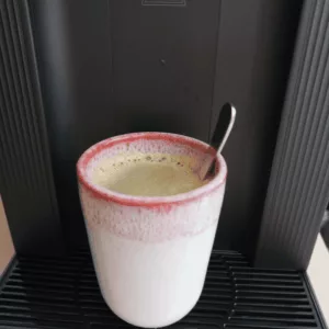 tasse céramique avec café de lupin et cuillère