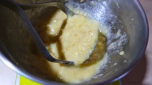 écrasé de bananes dans un saladier
