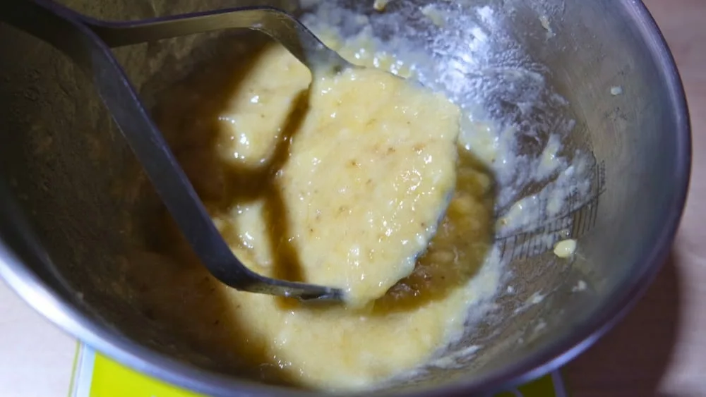 Pancake sans gluten et vegan à la banane (11) écrasé de bananes dans un saladier
