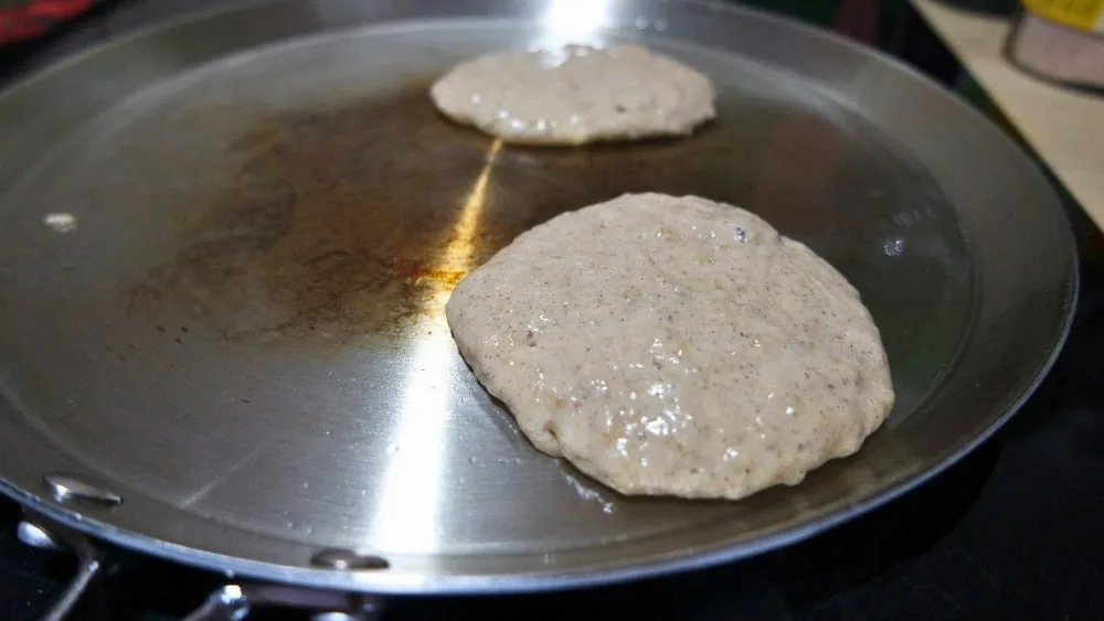Pancake sans gluten et vegan à la banane (17) pancake sans gluten et vegan à la banane dans une poêle en inox pranacook