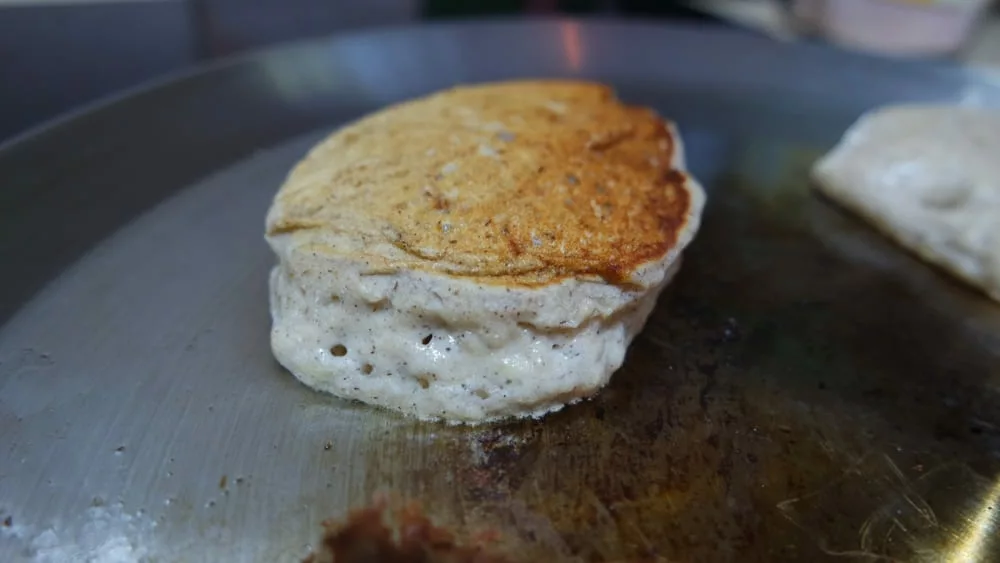 Pancake sans gluten et vegan à la banane (18) pancake sans gluten et vegan à la banane dans une poêle inox 18/10 Pranacook promo