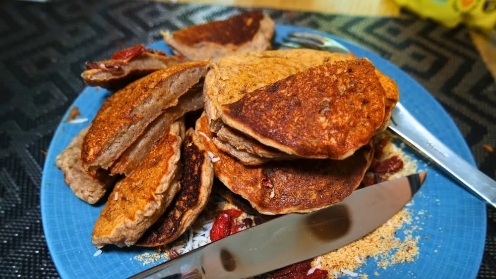 Pancake sans gluten et vegan à la banane (6) pancake coupé en deux sans gluten et vegan à la banane avec couteau Degrenne
